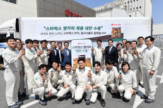 스타벅스 병커피 3종 대만 수출을 기념해 동서식품의 박영순 음료마케팅 상무, 하치수 스타벅스팀 팀장, 오도엽 진천공장장과 동서식품 직원들이 진천 공장에서 기념 촬영을 하고 있다. 사진제공=동서식품